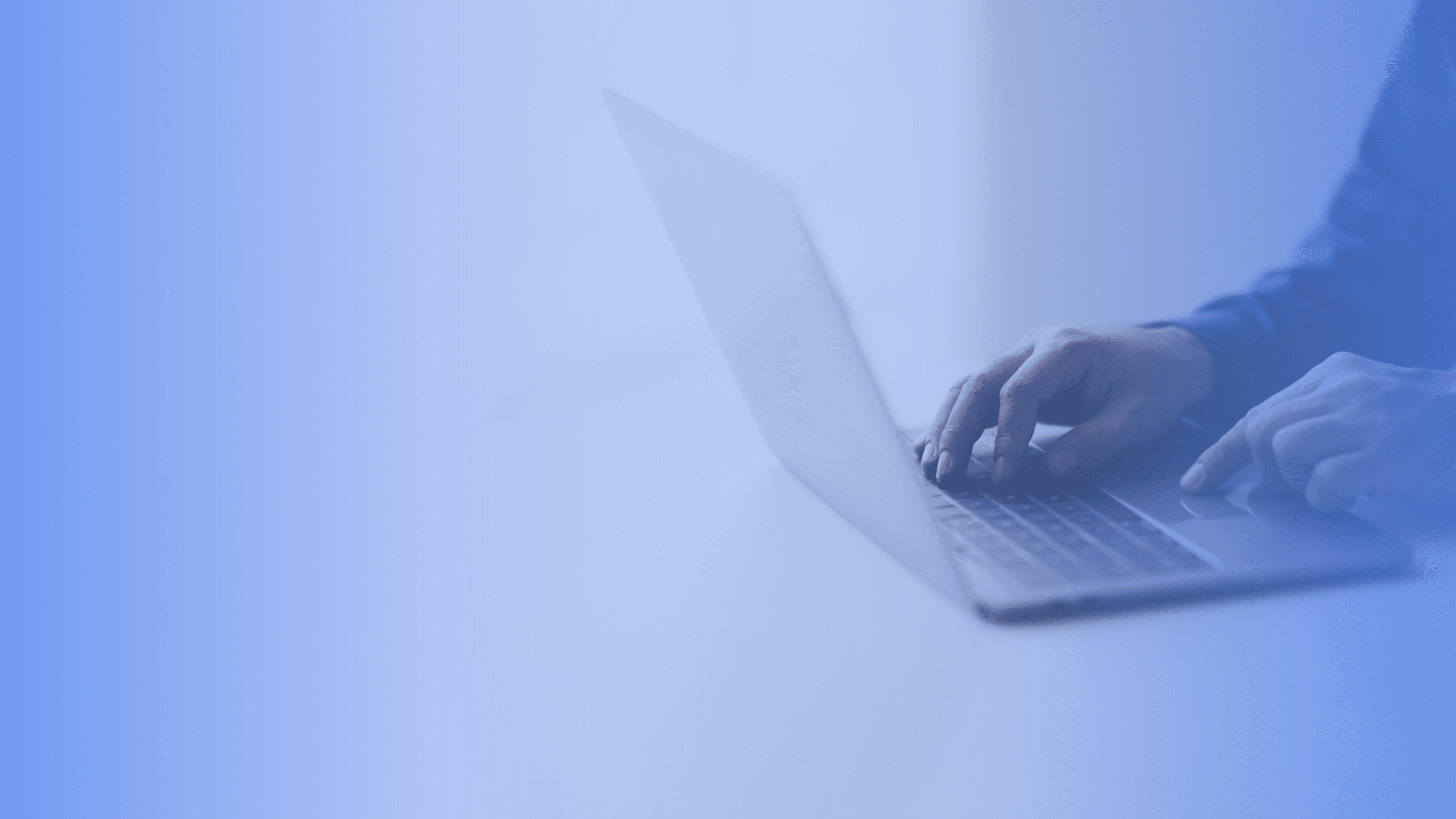 노트북 측면과 노트북을 타이핑하고 있는 손 이미지